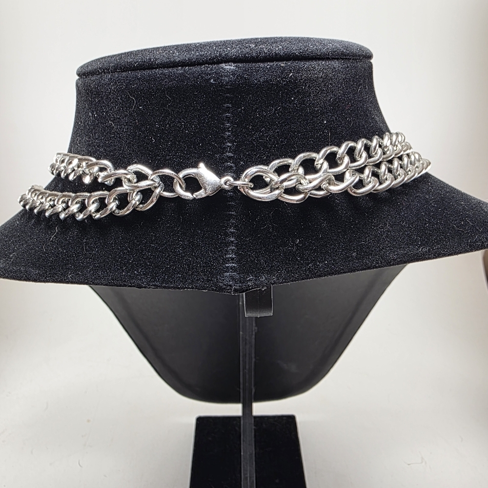 Elegant Black and Silver Statement Necklace - Picture 4 of 6